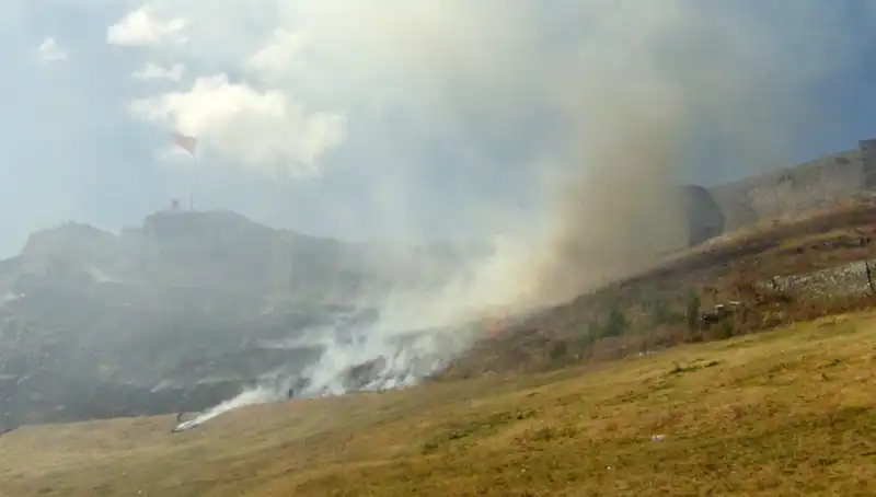 Kars Kalesi’nde Korkutan Anız Yangını: Tarih Fısıldayan Alevler
