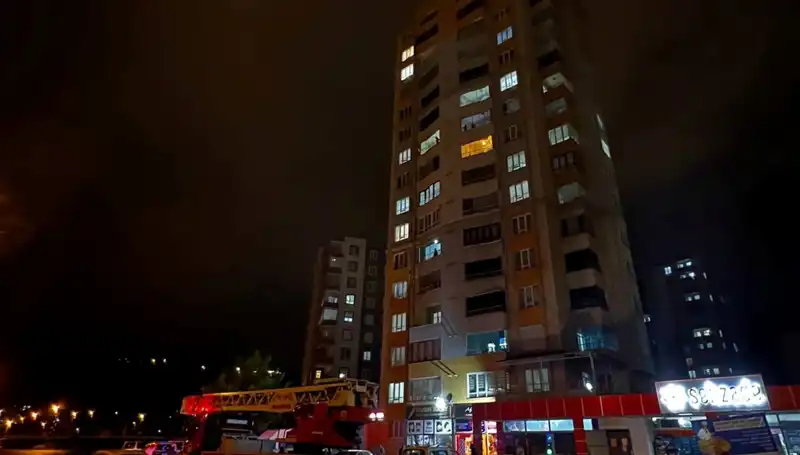 Yıldırım Düşmesi Sonucu Apartmanın Çatısı Alev Alev Yandı!