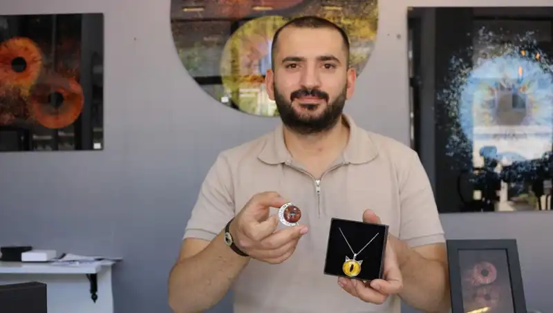 Işık Hızında Dönüşüm: İris Fotoğrafları Takı ve Tablo Oluyor
